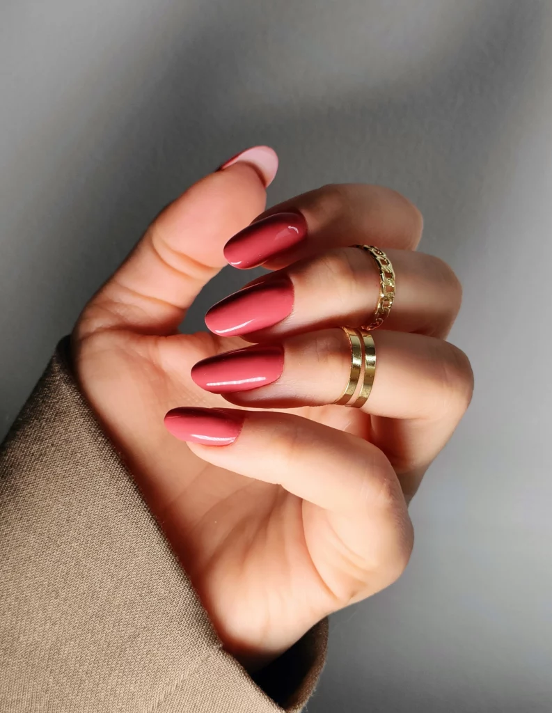 Paznokcie żelowe, kolor zgaszony róż, jesienne paznokcie - Natalia Szlachta STUDIO salon kosmetyczny Jaworzno