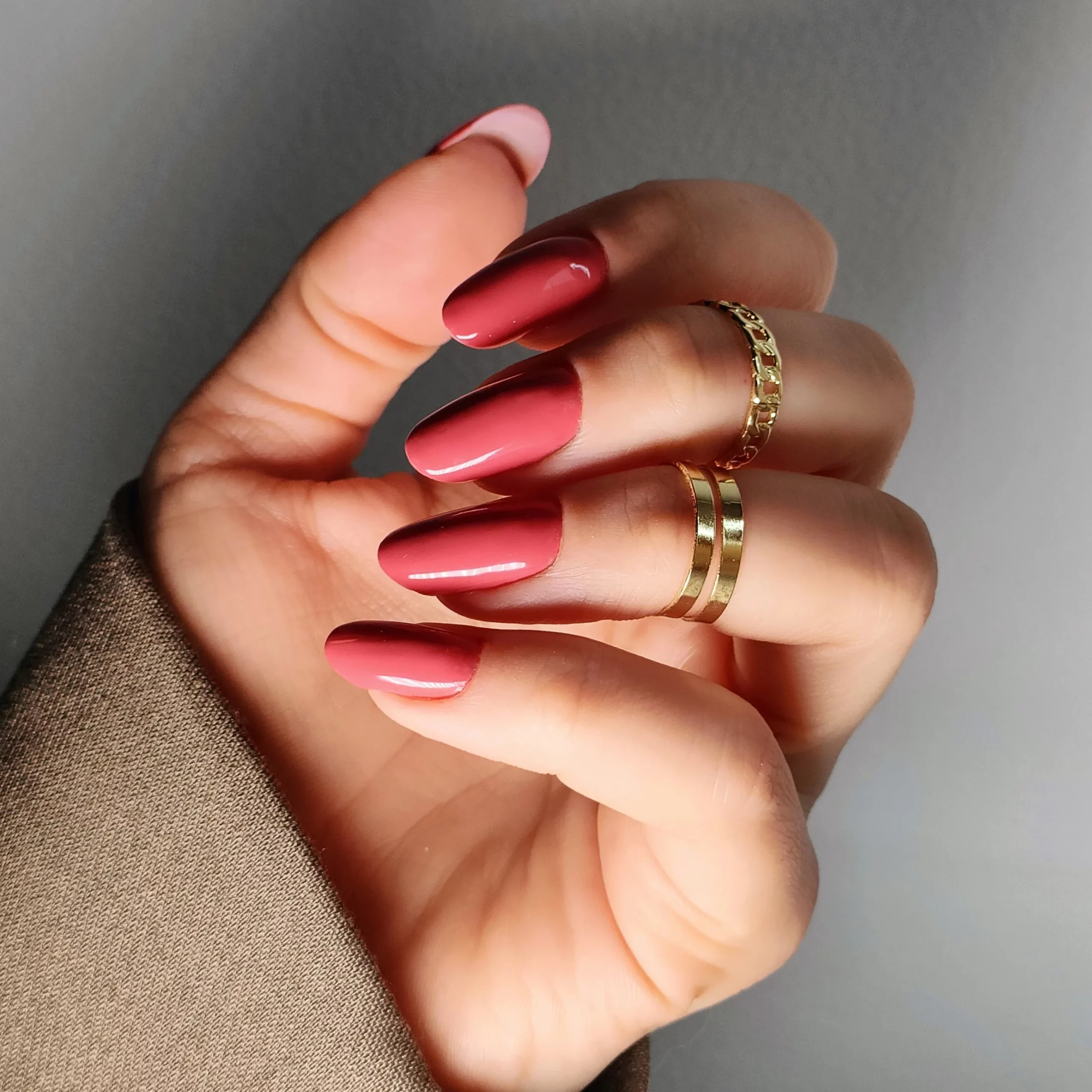 Paznokcie żelowe, kolor zgaszony róż, jesienne paznokcie - Natalia Szlachta STUDIO salon kosmetyczny Jaworzno