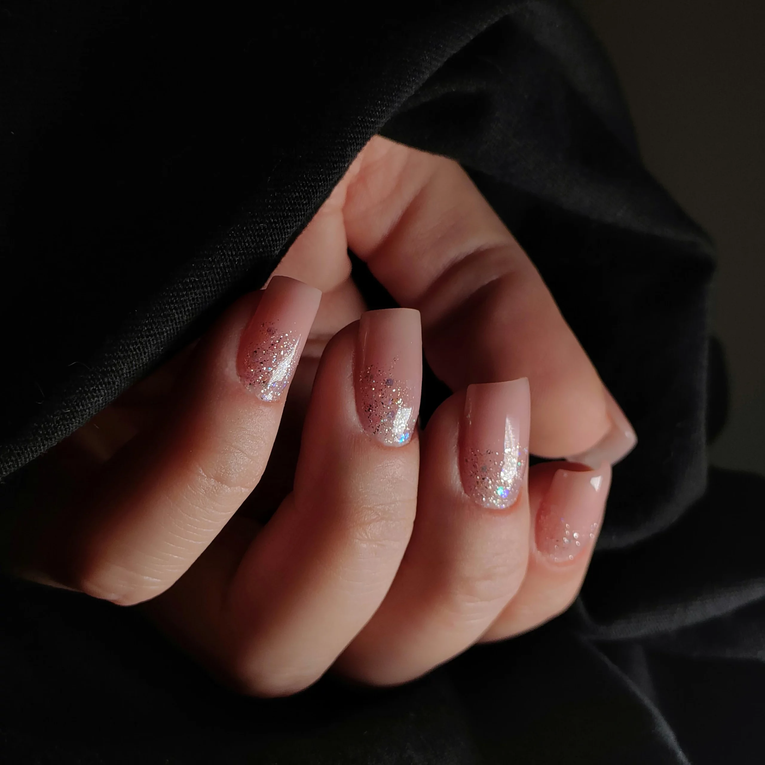 hybrydowe paznokcie wykonane w salonie kosmetycznym w Jaworznie z delikatnym błyskiem 